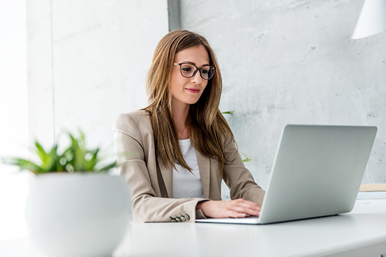 Employee using the web portal to remotely manage calls and hunt groups over a seamless Internet connection.